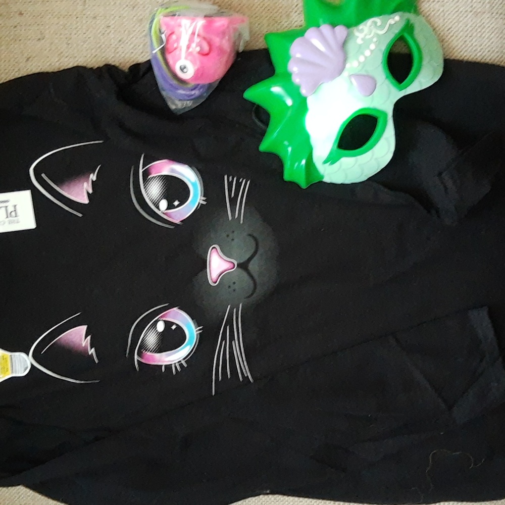 NWT Cat Face Long Sleeve Tee Size L  ( 2 free toys)
